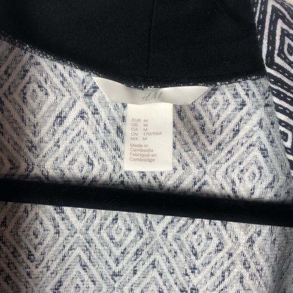 Patterned H&M Black And White Diamond Patterned Cardiagan - Picture 4 of 8